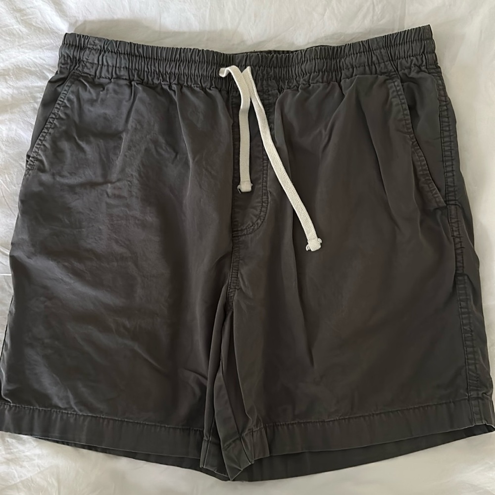J Crew Men’s Dock Shorts in gray. Size Medium.